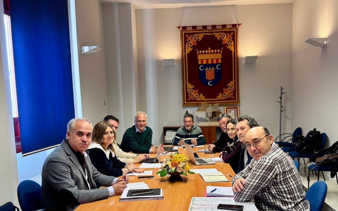 Representantes institucionales y del Plan de Sostenibilidad Turística se reúnen para coordinar acciones en la Colegiata de Santa María la Mayor